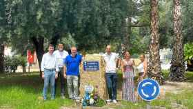 El alcalde Santiago Román, de azul, junto a miembros de su equipo y de Vox en la glorieta dedicada a las víctimas del terrorismo.