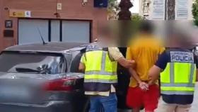 Momento en el que la Policía Nacional se lleva al detenido por rajar el cuello a un policía local en Alicante.