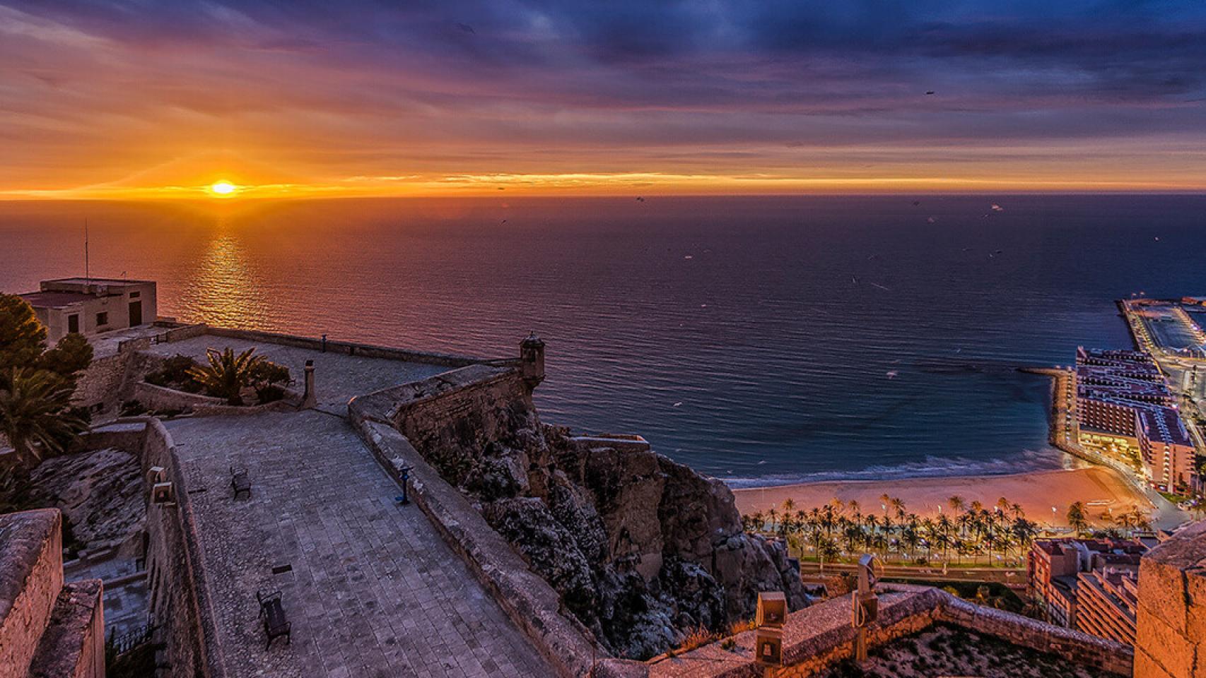 Atradecer desde el Castillo de Santa Bárbara, en imagen de archivo.