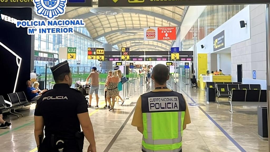 Los agentes de la Policía Nacional en el aeropuerto Miguel Hernández.