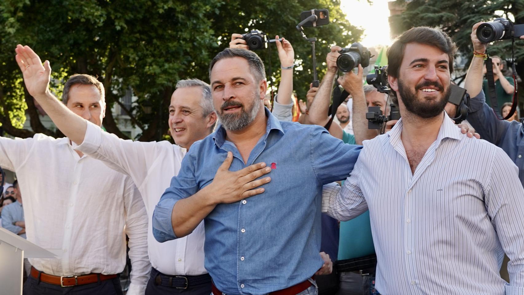 El diputado Pablo Sáez, el presidente de Vox, Santiago Abascal y el vicepresidente de la Junta, Juan García-Gallardo, en un acto en Valladolid el pasado 7 de julio.