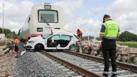 Un guardia civil frente al fatídico accidente del tren y el coche en Recemil, Lugo