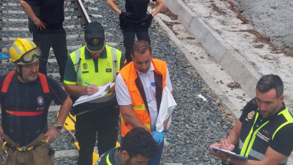 Trabajadores en el operativo de rescate tras el accidente en Lugo.