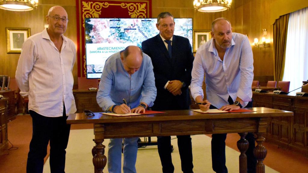 Javier Faúndez firma el convenio con los alcaldes de Roales, con David García, el alcalde de La Hiniesta, Ricardo Casas, y el alcalde de Andavías, Antonio Iglesias