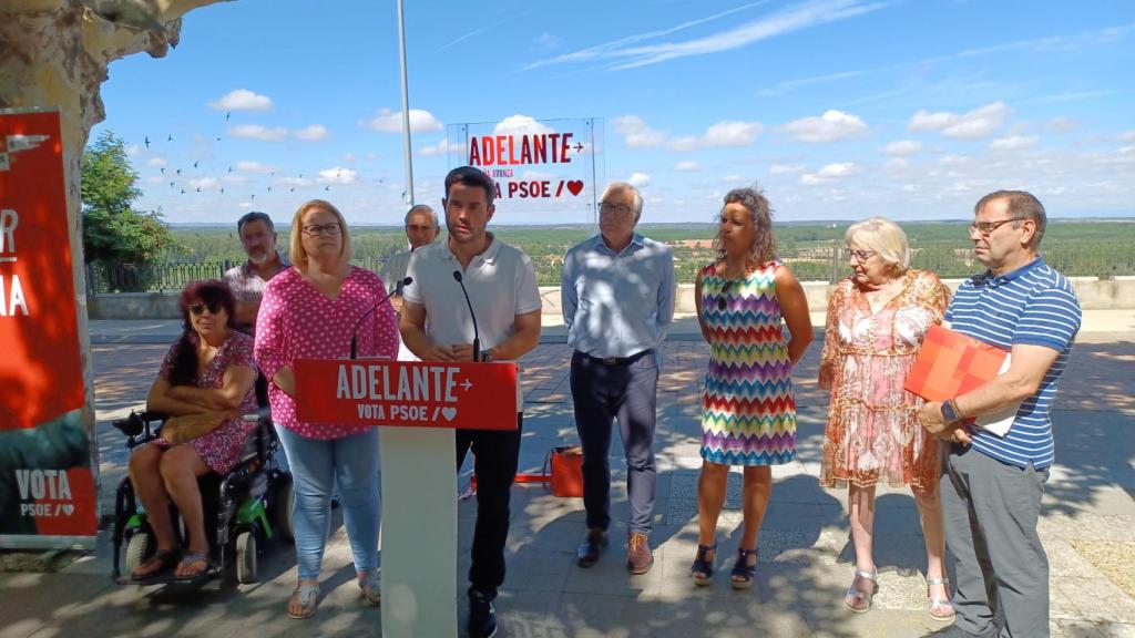Antidio Fagúndez y Miriam Martínez haciendo campaña en Benavente