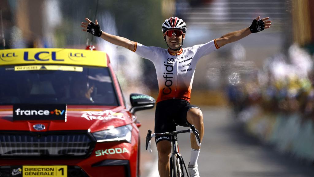 Ion Izaguirre celebra su triunfo en Belleville en Beaujolais en el Tour de Francia.