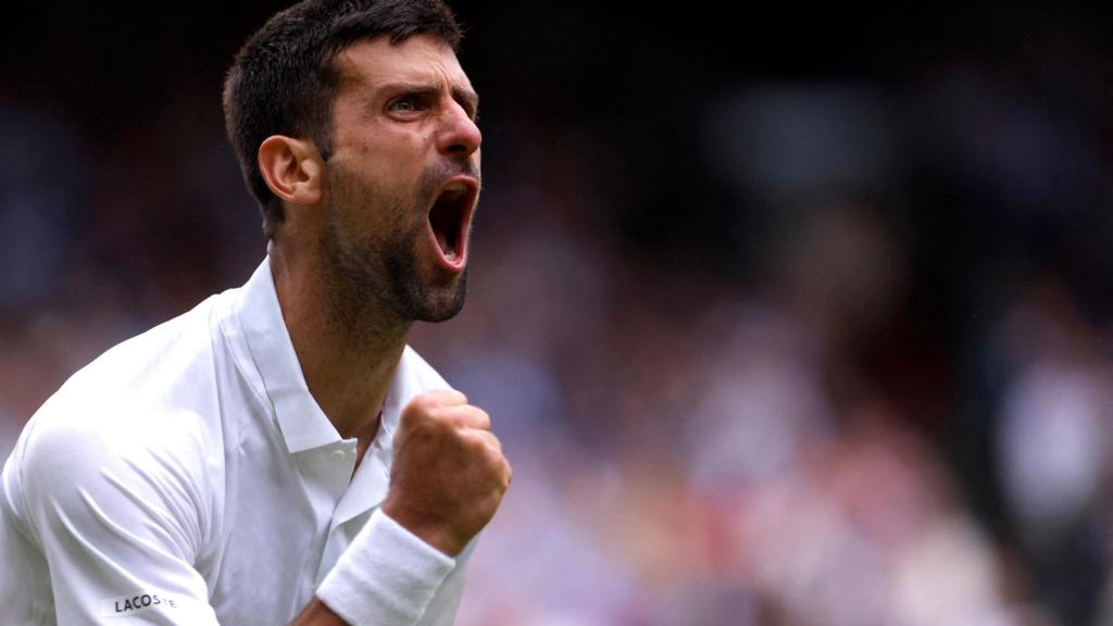 Novak Djokovic celebra un punto en los cuartos de final de Wimbledon.