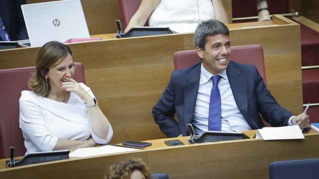 Carlos Mazón sonríe en su escaño junto a la alcaldesa de Valencia, María José Catalá.