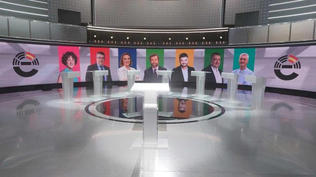 Plató con las imágenes de los protagonistas del debate.