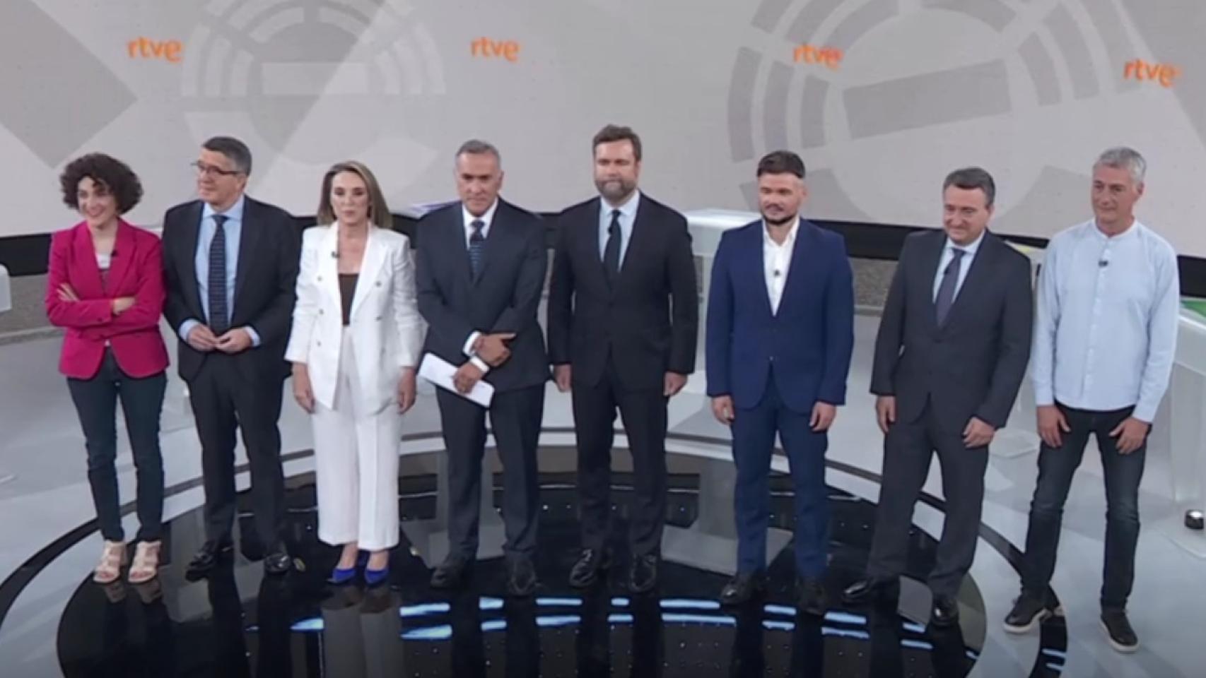 Los siete candidatos del debate electoral junto con el presentador