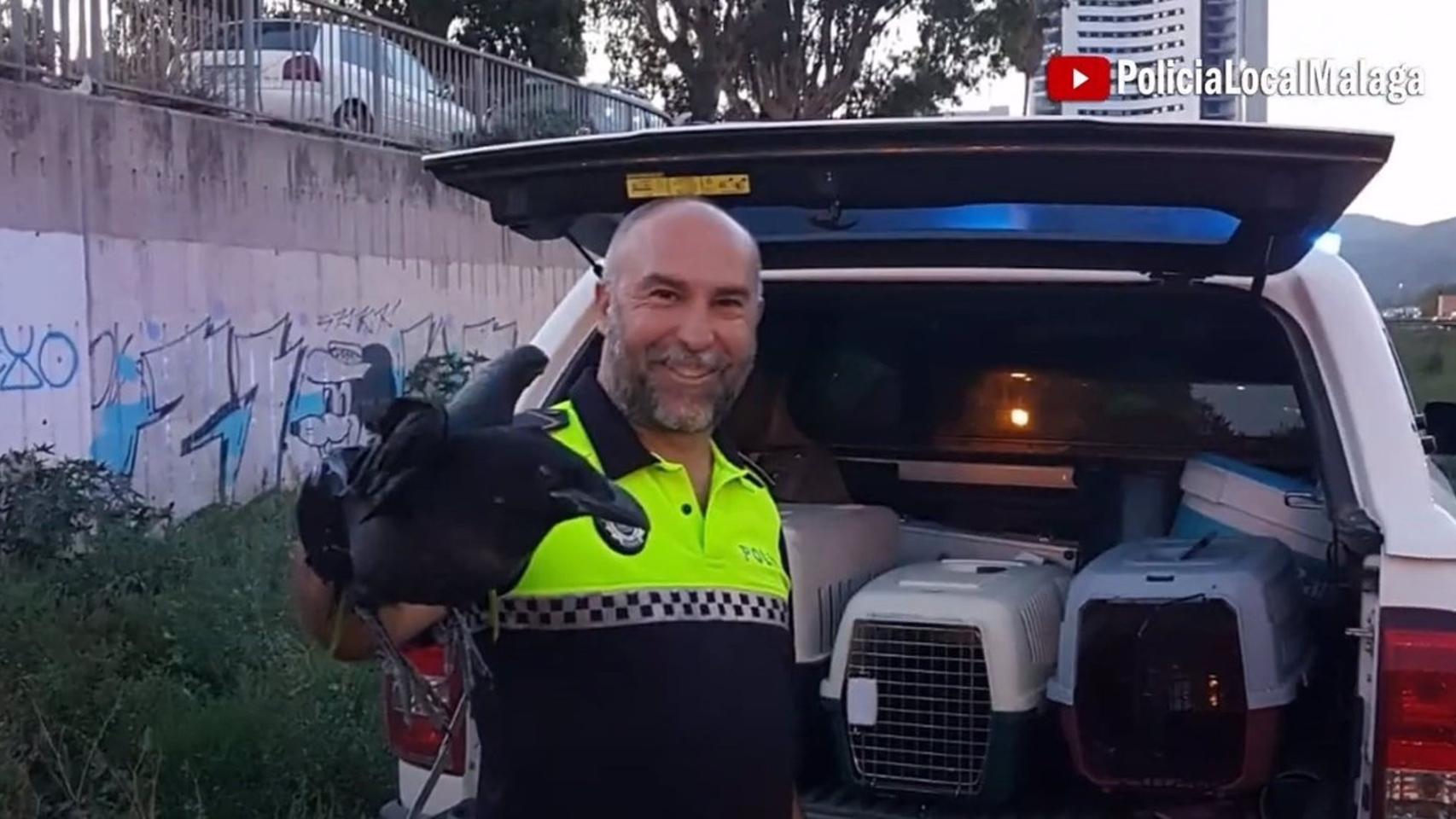 El policía posa con el cuervo.