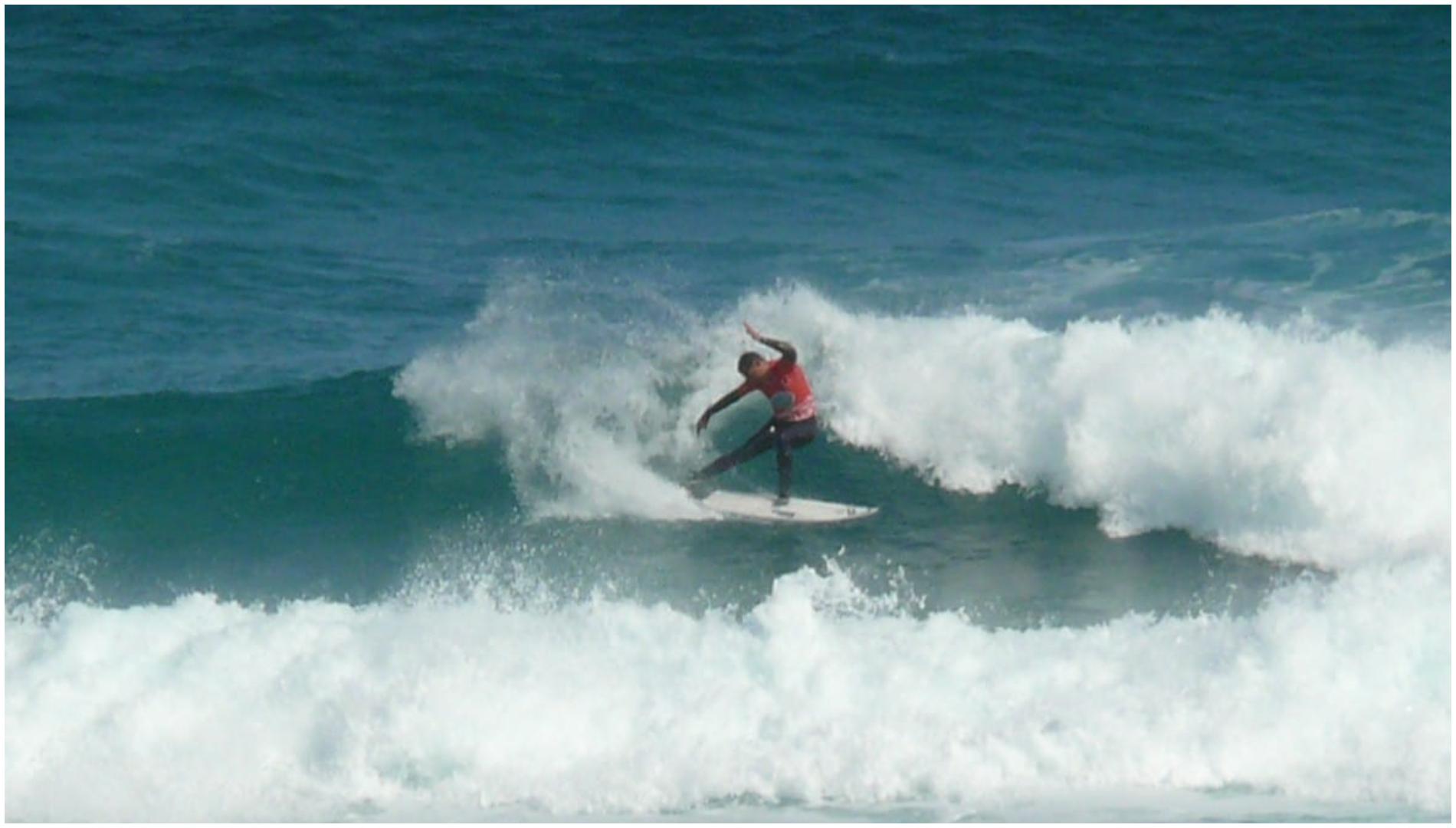 Souto surfeando (foto: Susana Areata)