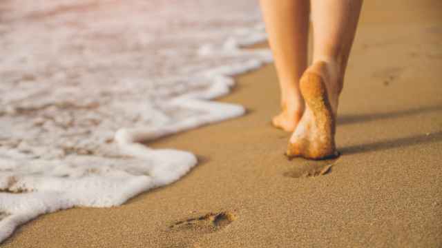 ¿Te cuesta quitarte la arena de la playa? El truco viral para eliminarla sin tener que usar agua.