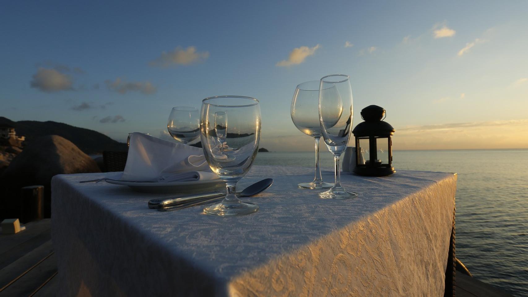 Una cena romántica en un entorno idílico.