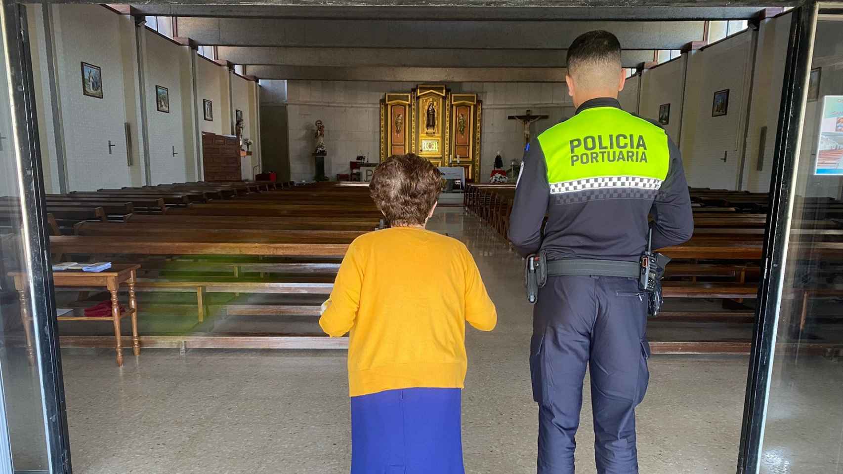 Una vecina y un agente portuario participan en los preparativos.