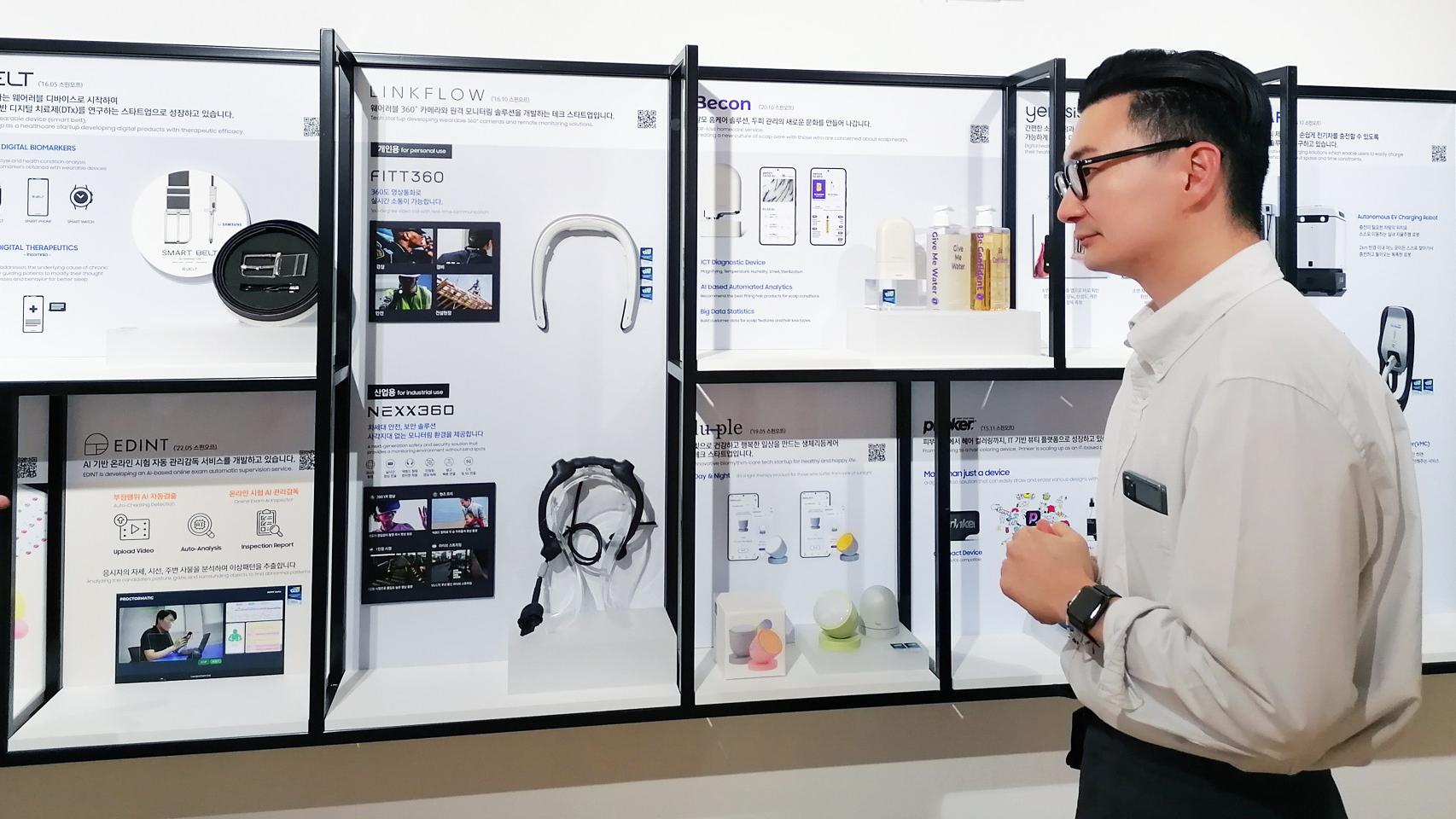 El portavoz de Samsung, Jun Kim, junto a algunos de los dispositivos desarrollados por las 'startups' de su programa Inside.