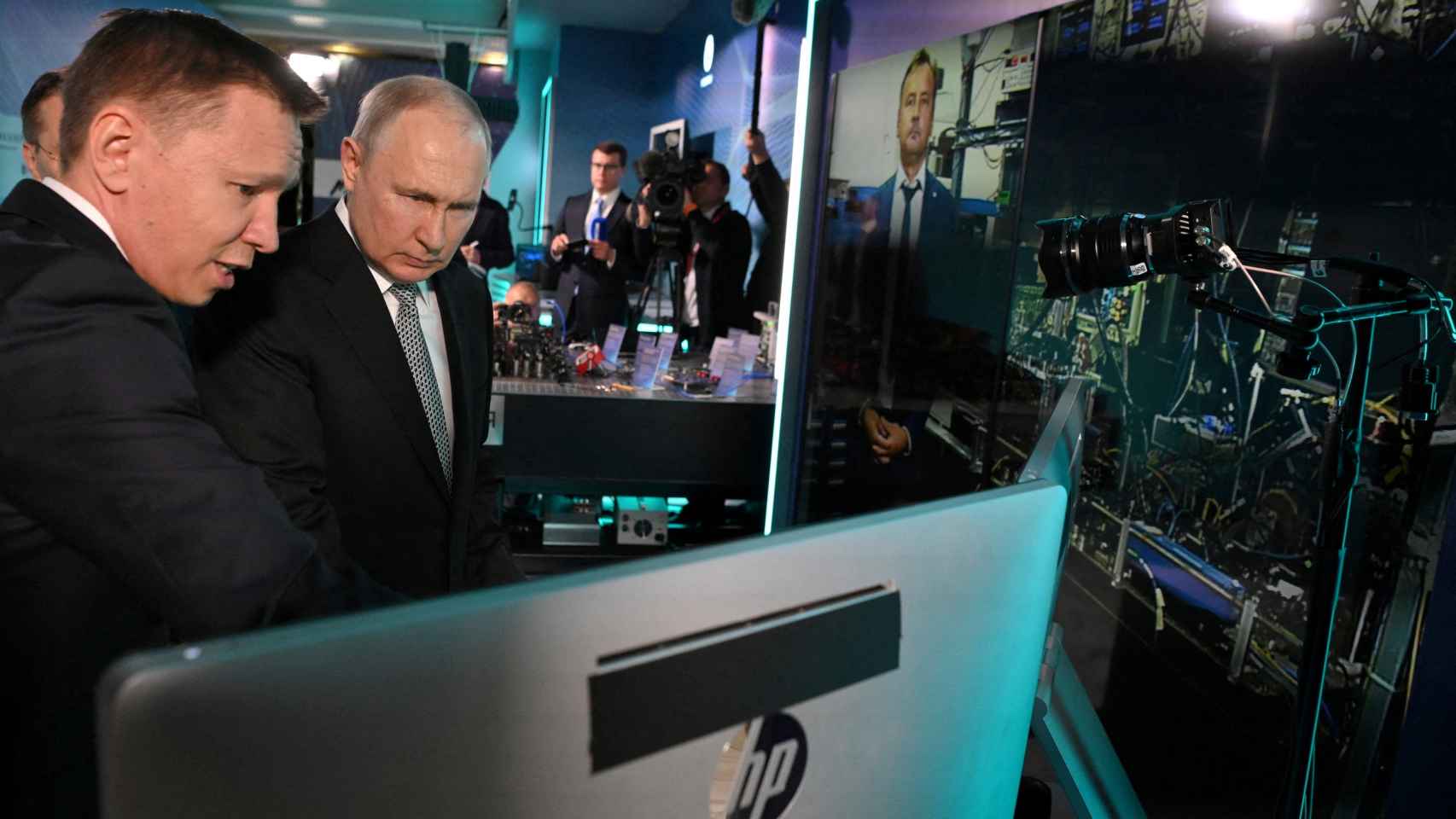 El presidente ruso, Vladimir Putin, habla a los reporteros de la televisión estatal en Moscú.
