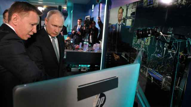 El presidente ruso, Vladimir Putin, habla a los reporteros de la televisión estatal en Moscú.
