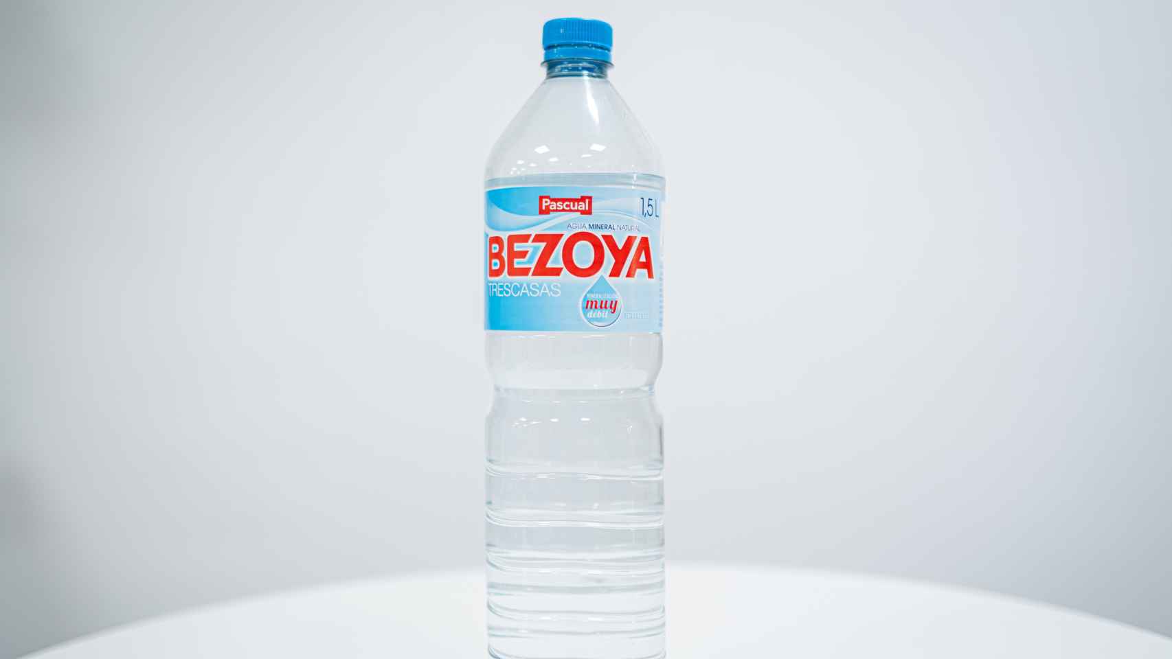 La botella de litro y medio de Bezoya.