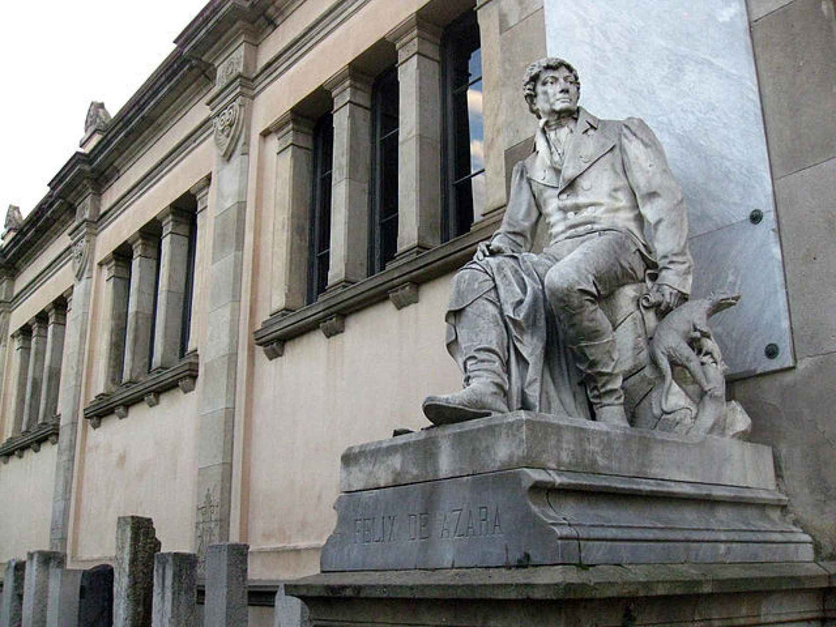 Una estatua Félix Francisco José Pedro de Azara y Perera.
