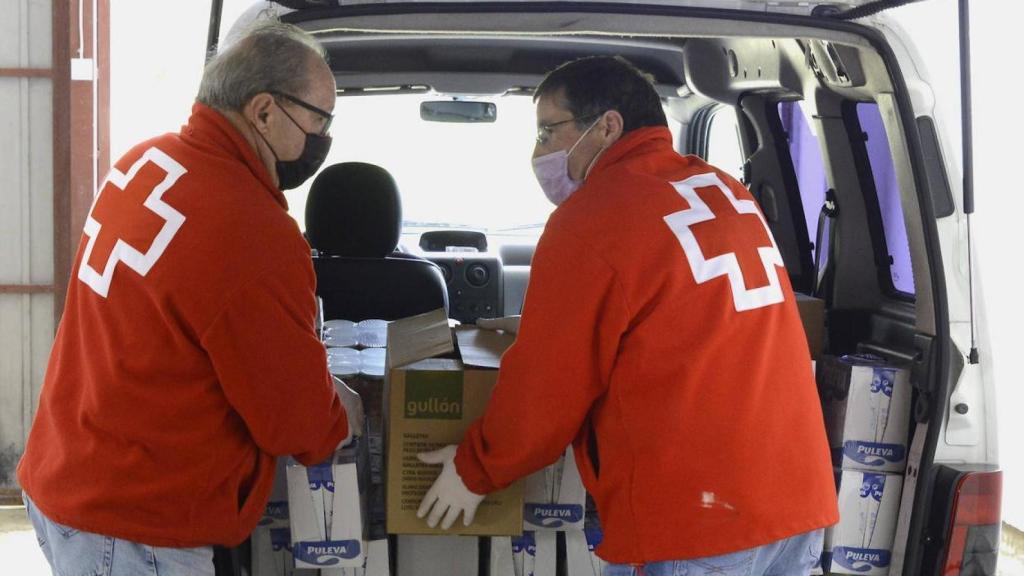 Voluntarios de Cruz Roja colaborando.