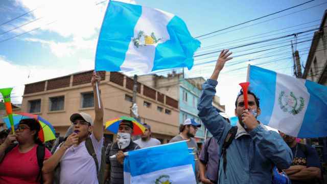Los partidarios del partido Semilla protestan frente a la oficina del Fiscal General de Guatemala para exigir respeto a los resultados de la primera vuelta de las elecciones presidenciales de Guatemala.
