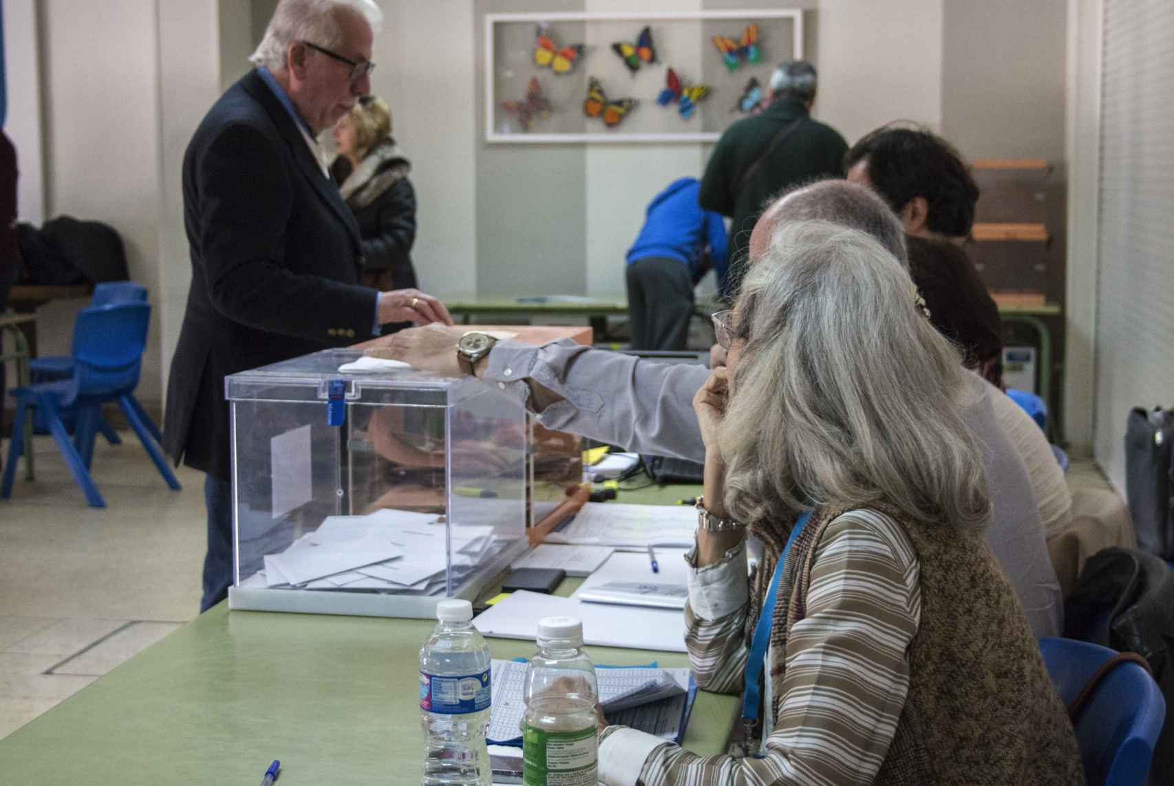Un hombre acude a votar a una mesa electoral.