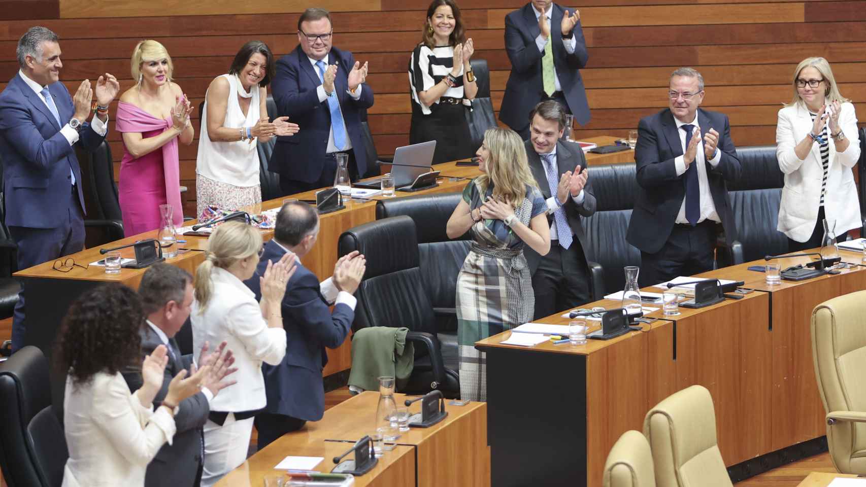 La candidata del PP a la presidencia de la Junta de Extremadura, María Guardiola es aplaudida por su grupo tras su intervención en la segunda sesión del debate de su investidura.