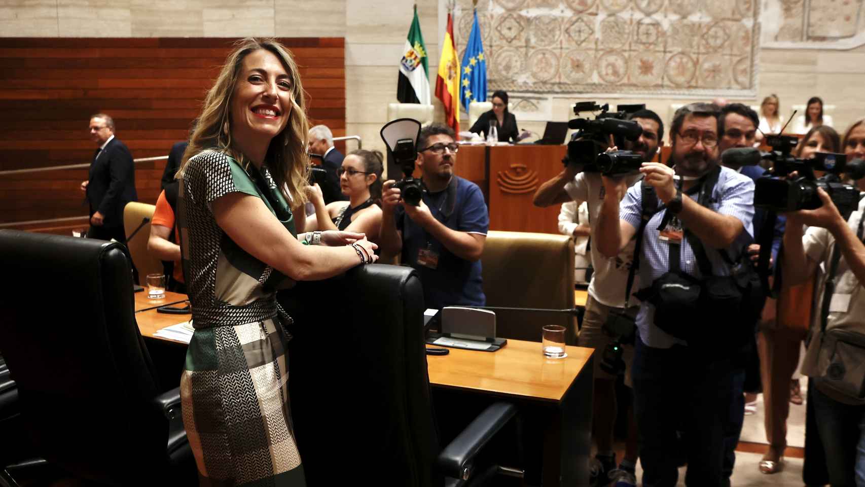 María Guardiola, a su llegada al debate de su investidura, en la Asamblea de Extremadura.