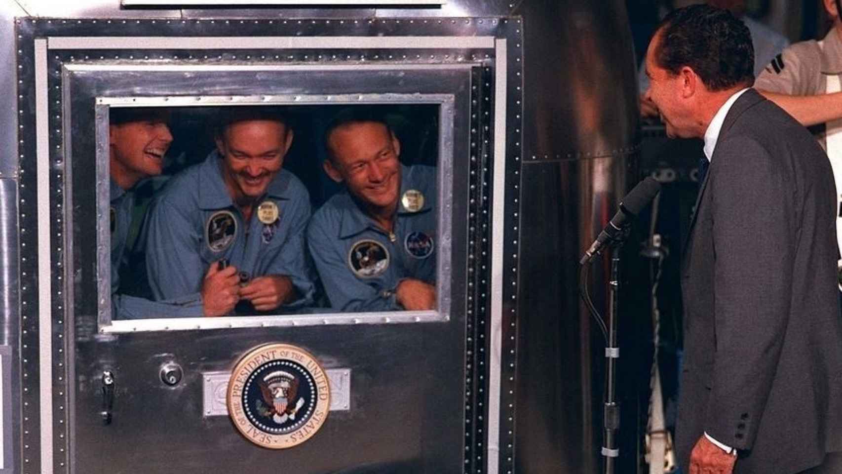 Nixon con los astronautas del Apolo 11 durante su cuarentena en el portaaviones Hornet tras el regreso a la Tierra.