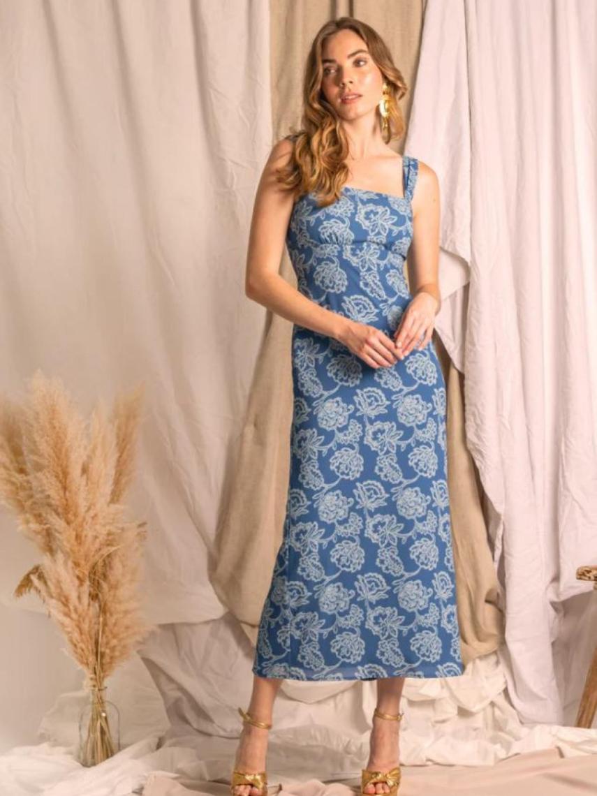 Imagen de la modelo con el vestido de The Are.