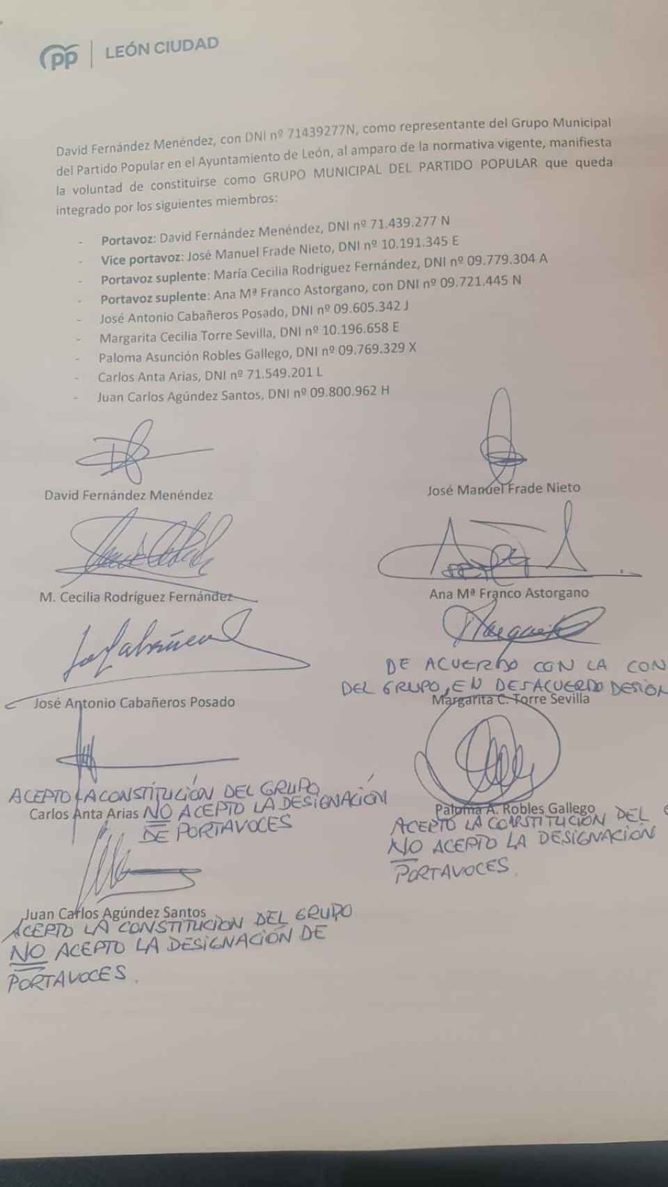 Documento de constitución del Grupo Popular en el Ayuntamiento de León con las anotaciones de los concejales.