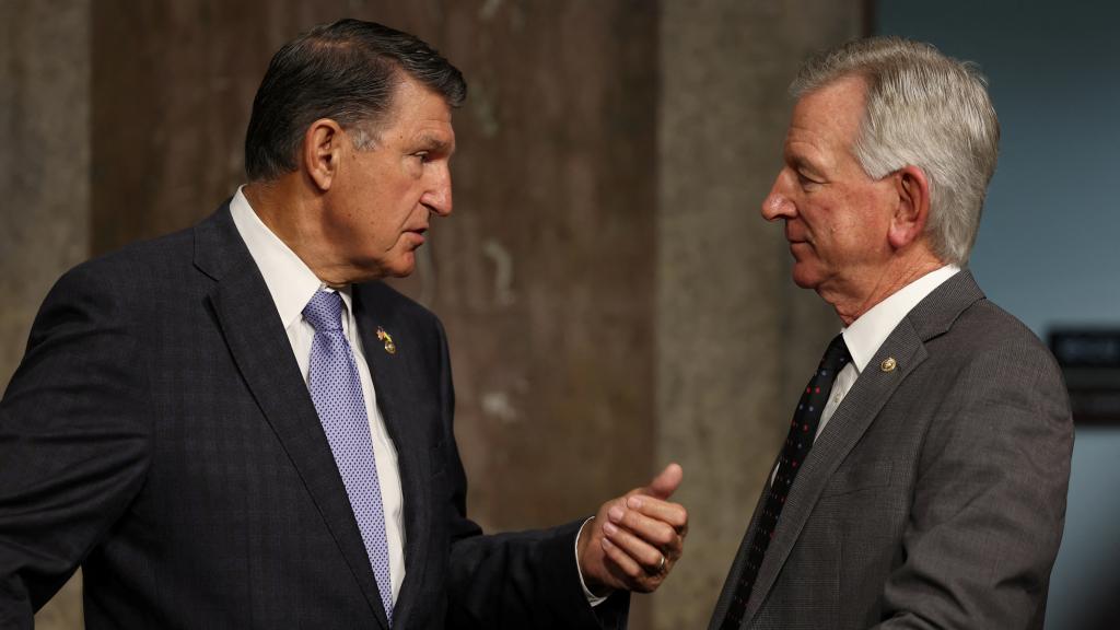 El General de las Fuerzas Aéreas de EEUU, Charles Brown Jr., con Tuberville el martes en el Senado.