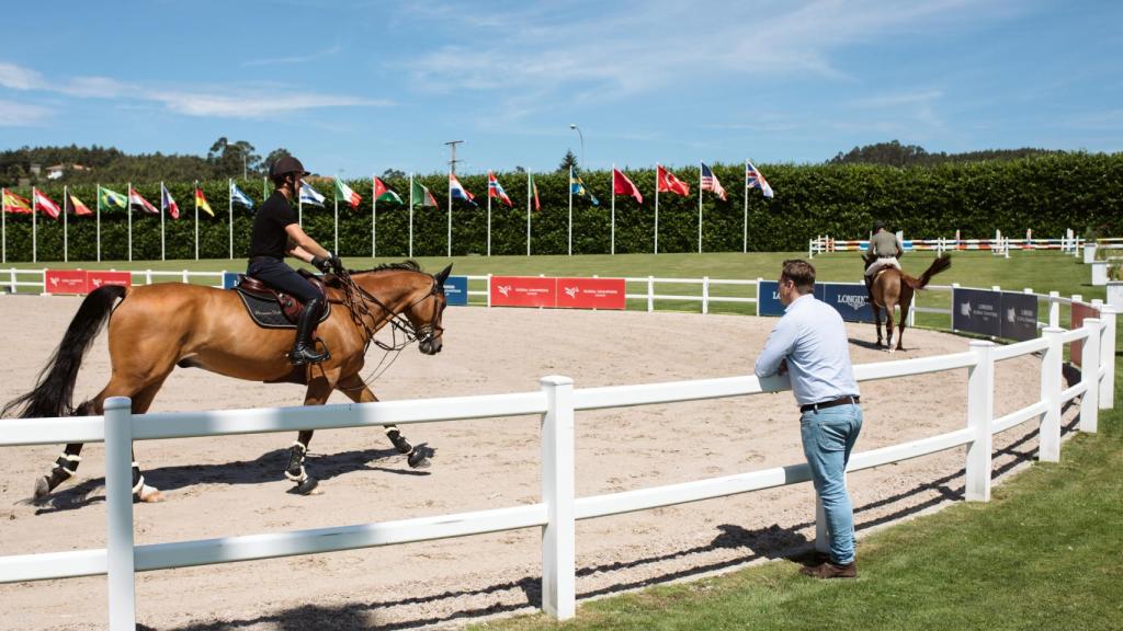 Gonzalo Marcos, gerente de Casas Novas, junto a un caballo de Marta Ortega