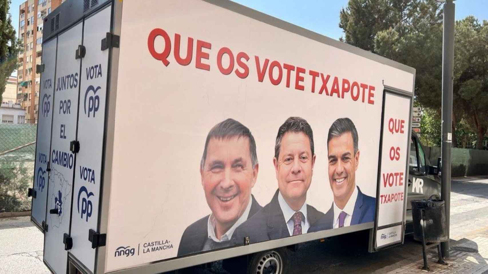 Furgoneta electoral del PP manchego rotulada con 'Que os vote Txapote'.