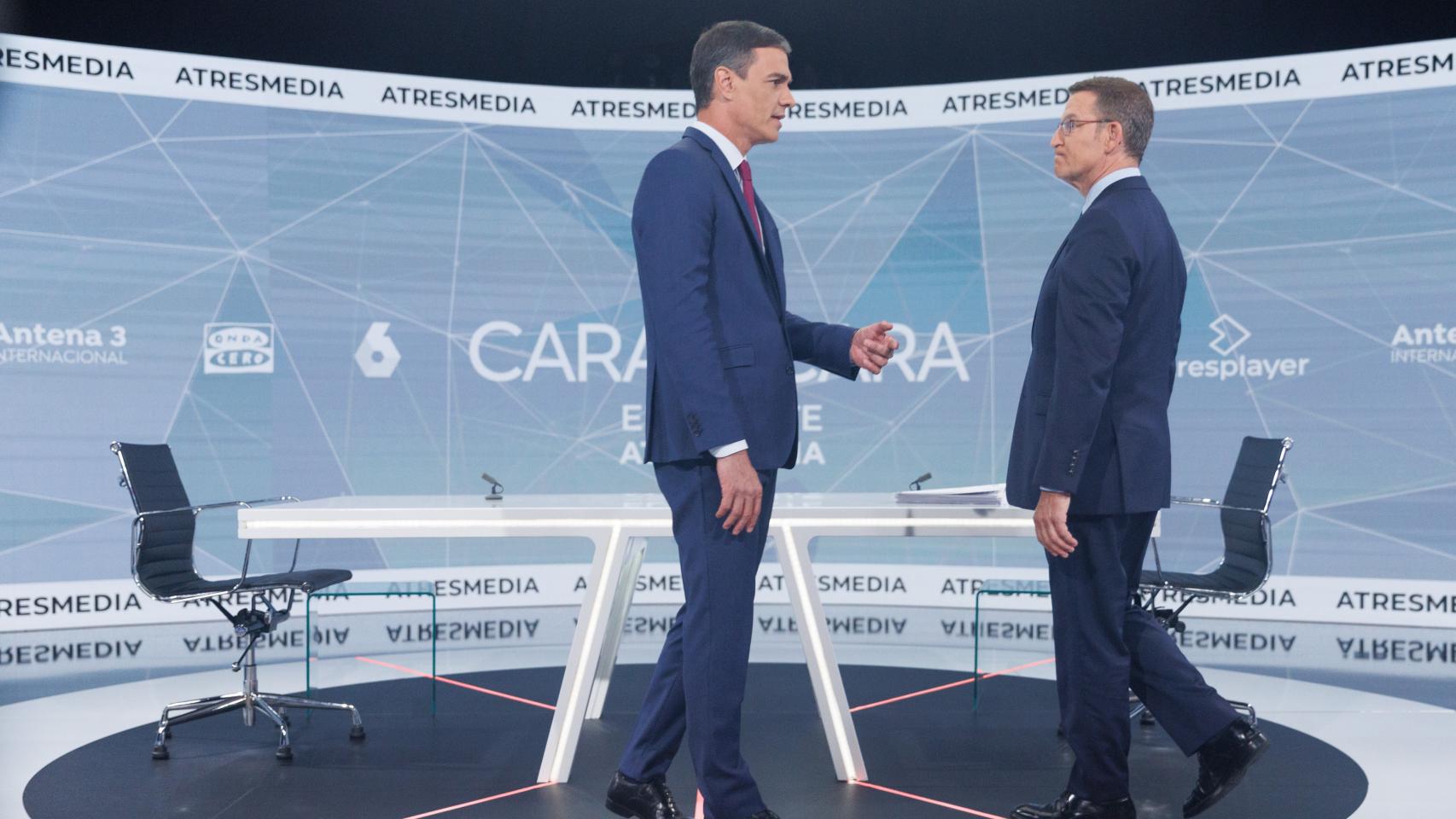 Sánchez y Feijóo, el pasado 10 de julio, instantes antes del debate cara a cara televisado.