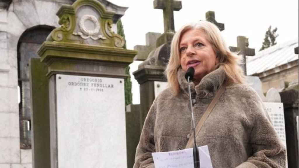 Consuelo Ordóñez, presidenta de Covite, ante la tumba de su hermano Gregorio, este viernes.