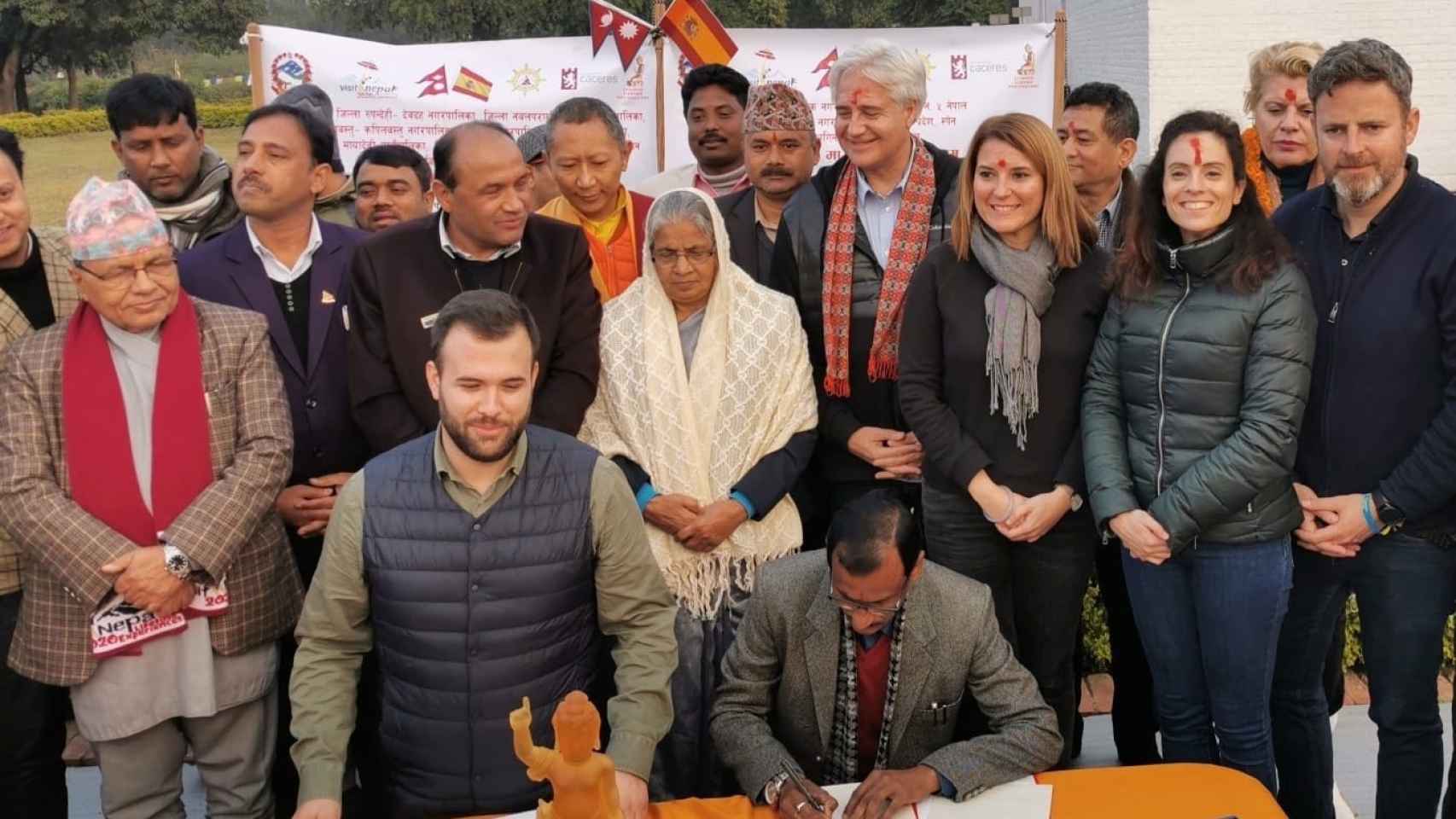 El exalcalde Luis Salaya firma, junto a su homólogo, el hermanamiento entre Cácares y Lumbini.