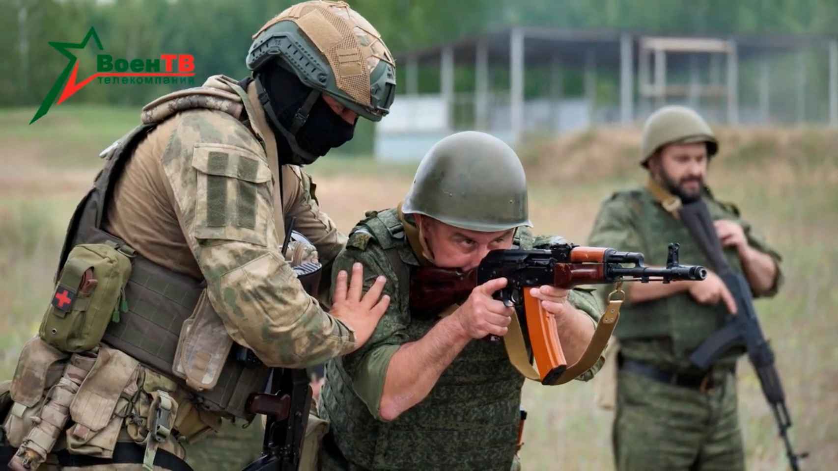 Un mercenario del Grupo Wagner entrena a los soldados bielorrusos.