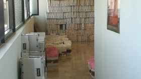 Un pasillo de un juzgado de Alicante lleno de expedientes, en imagen de archivo.