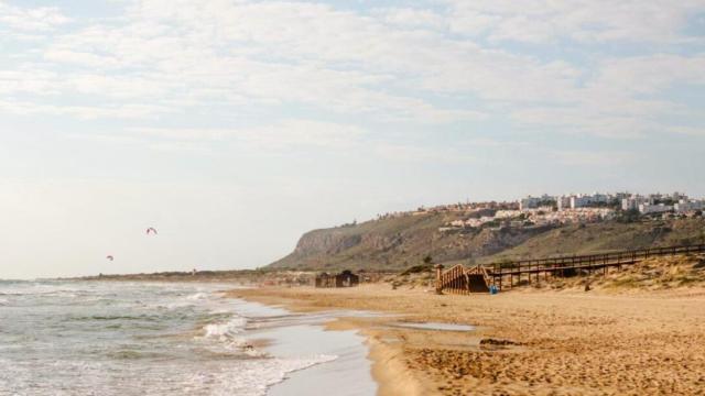 La playa del Carabassí en Elche estará cerrada por contaminación residual del agua.
