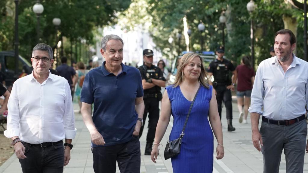 El portavoz del PSOE en el Congreso, Patxi López, junto con el expresidente, José Luis Rodríguez Zapatero, la eurodiputada Iratxe García y el número uno al Congreso, Óscar Puente, este viernes en Valladolid.