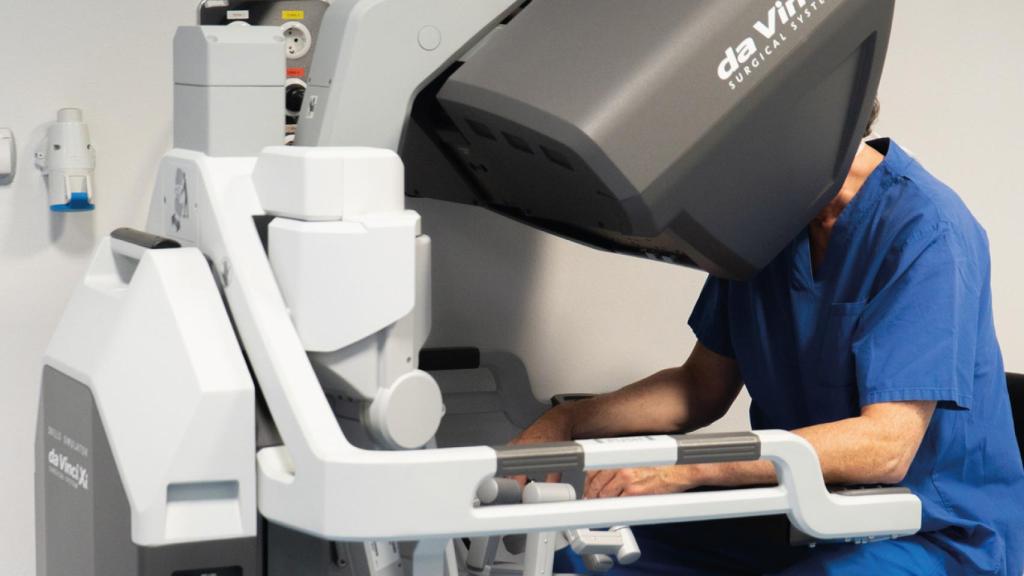 En cuanto al equipamiento previsto  destaca un robot Da Vinci para el servicio de Cirugía Robótica
