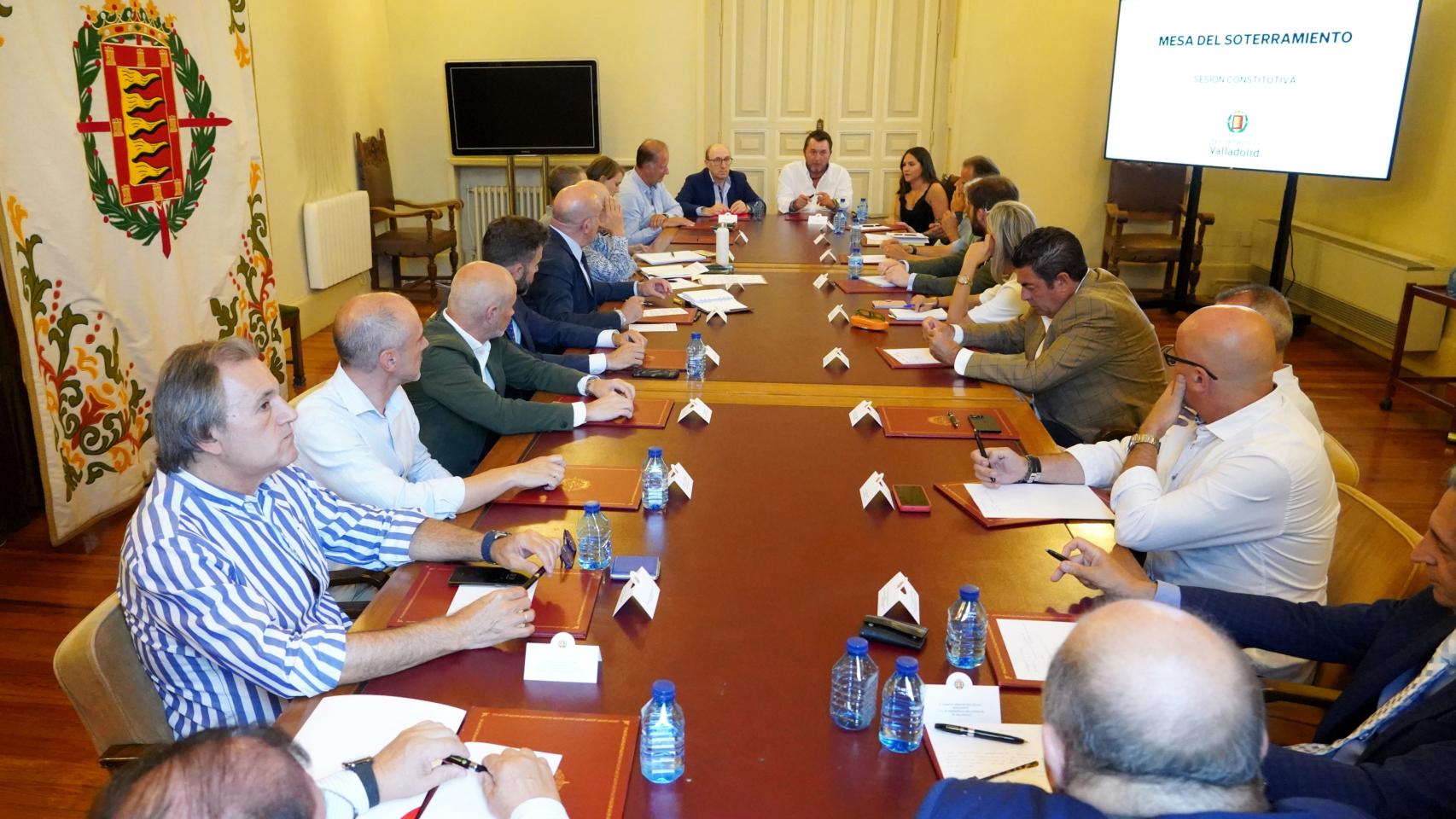 El alcalde de Valladolid, Jesús Julio Carnero, preside la constitución de la Mesa del Soterramiento