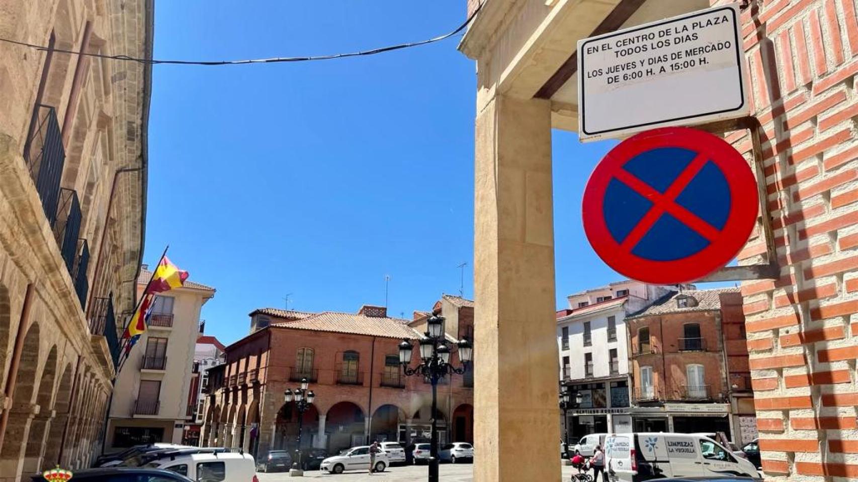 Plaza Mayor de Benavente con vehículos