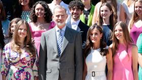 Letizia junto al Rey y sus hijas, en su último acto de la semana.