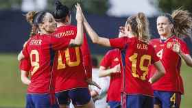 Las jugadoras de la selección española celebran uno de los goles frente a Vietnam.