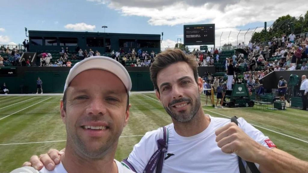 Marcel Granollers, a la derecha, junto a Horacio Zeballos, a la izquierda, tras un partido de Wimbledon.