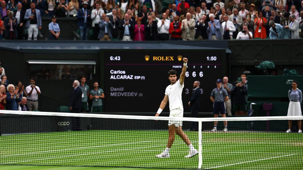 Carlos Alcaraz celebra la victoria ante Medvedev y el pase a la final de Wimbledon 2023