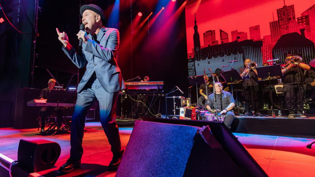 Rubén Blades con Roberto Delgado Big Band en el Jardín Botánico de la Universidad Complutense de Madrid.